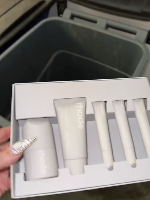 組圖 j姐評(píng)價(jià)海莉產(chǎn)品無(wú)聊 并扔進(jìn)垃圾桶以表示支持賽琳娜