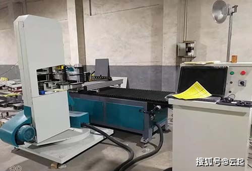 數(shù)控機床木工帶鋸機在貓抓板瓦楞紙切割上面有這不可替代的位置